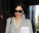 Maggie Gyllenhaal sort de chez son médecin le 4 mars 2010 à Beverly Hills