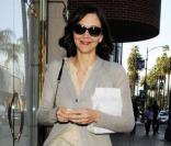 Maggie Gyllenhaal sort de chez son médecin le 4 mars 2010 à Beverly Hills