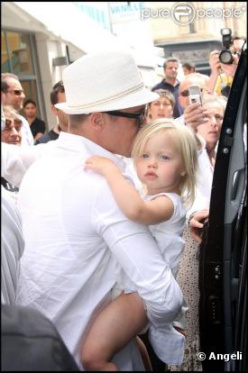 Shiloh et sa chevelure blond presque platine. Une bouille d'ange, elle n'a que deux ans...