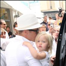 Shiloh et sa chevelure blond presque platine. Une bouille d'ange, elle n'a que deux ans...<br />