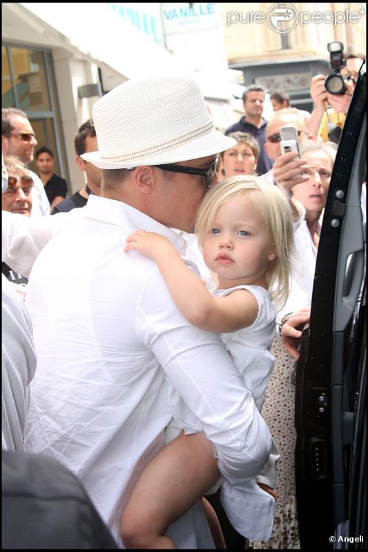 Shiloh et sa chevelure blond presque platine. Une bouille d'ange, elle n'a que deux ans...