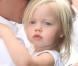 Shiloh et sa chevelure blond presque platine. Une bouille d'ange, elle n'a que deux ans... 