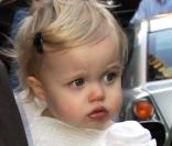 Shiloh coiffée d'une petite barrette a charmé le monde avec sa bouille de poupée 