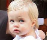 Shiloh Nouvelle encore sage et dans les bras de sa maman Angelina Jolie 