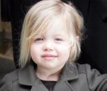 Une petite fille comme les autres, sage avec maman. 