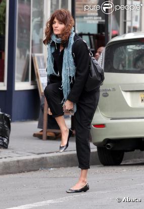 Helena Christensen à New York en plein shopping. Le 4 mars 2010