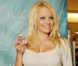 Pamela Anderson présente sa double-fragrance Malibu et Malibu Night, dans un centre commercial de l'Illinois, le samedi 6 mars.