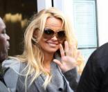 Pamela Anderson jouerait-elle de son charme pour nous faire acheter ses paquets de chips ? 