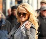 Pamela Anderson tourne une publicité pour une marque de chips dans les rues de Londres, vendredi 5 mars.