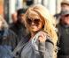 Pamela Anderson tourne une publicité pour une marque de chips dans les rues de Londres, vendredi 5 mars.
