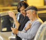 Milla Jovovich à Milan, discute avec un ami, à la sortie du restaurant Le Bistrot. Mars 2010