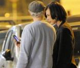 Milla Jovovich à Milan, discute avec un ami, à la sortie du restaurant Le Bistrot. Mars 2010