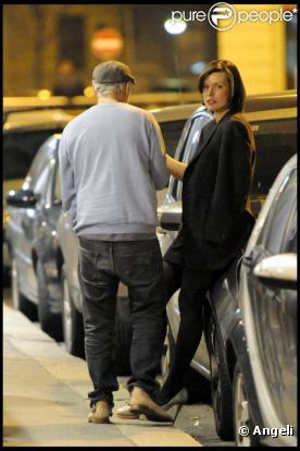 Milla Jovovich à Milan, discute avec un ami, à la sortie du restaurant Le Bistrot. Mars 2010