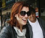Kate Walsh se promène avec des amies à Los Angeles. Elles sont surprises en train de feuilleter un magazine de charme. 7/03/2010