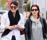Kate Walsh se promène avec des amies à Los Angeles. Elles sont surprises en train de feuilleter un magazine de charme. 7/03/2010