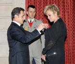Muriel Robin décorée des insignes de Chevalier de la Légion d'Honneur par Nicolas Sarkozy le 10 mars 2010