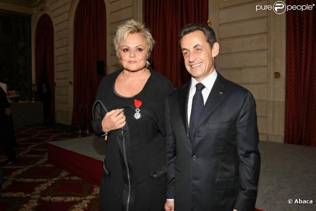 Muriel Robin décorée des insignes de Chevalier de la Légion d'Honneur par Nicolas Sarkozy le 10 mars 2010