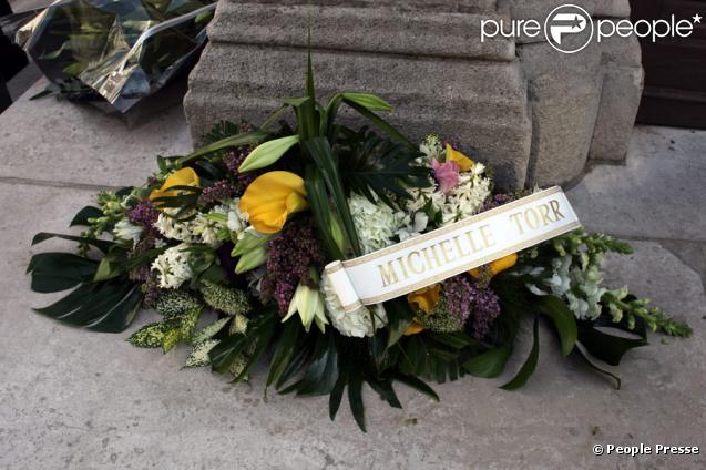 Michèle Torr a remis une couronne de fleurs lors des obsèques de Patrick Topaloff le 11 mars 2010 à Paris en l'église orthodoxe de la rue Daru