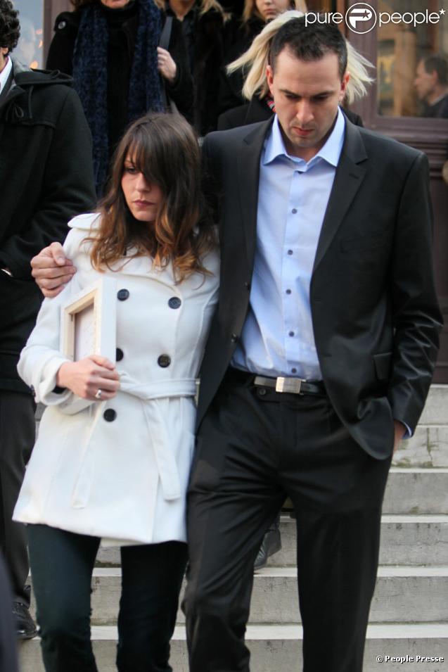 Les enfants de Patrick Topaloff, Natacha et Vladimir lors des obsèques de Patrick Topaloff le 11 mars 2010 à Paris en l'église orthodoxe de la rue Daru