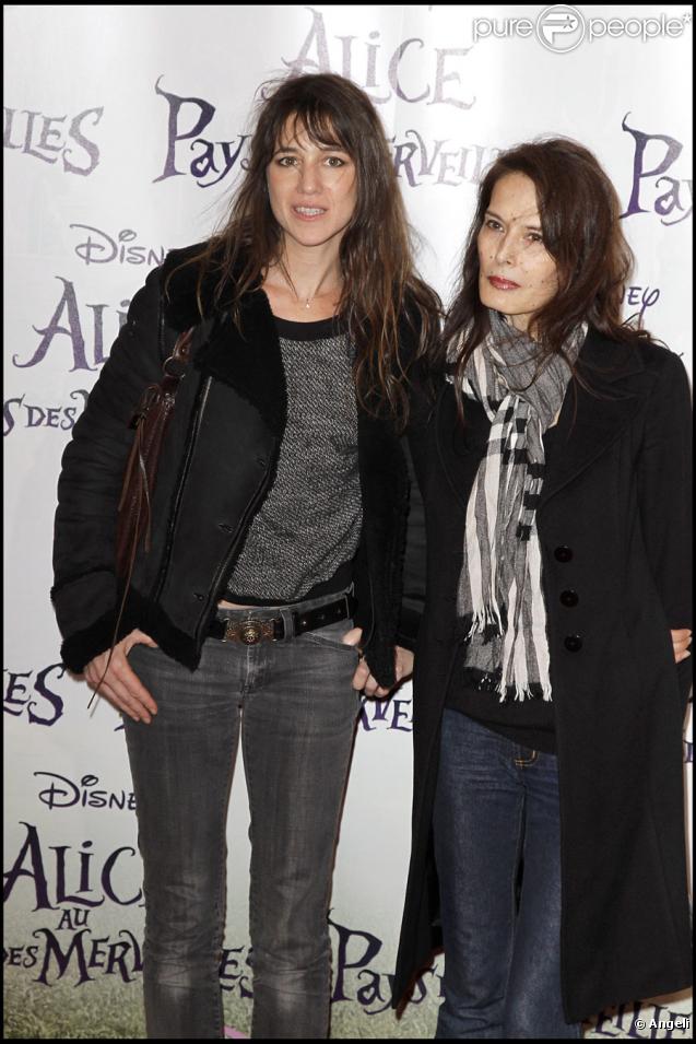 Charlotte Gainsbourg et Bambou lors de la première à Paris d'Alice au Pays des merveilles le 15 mars 2010