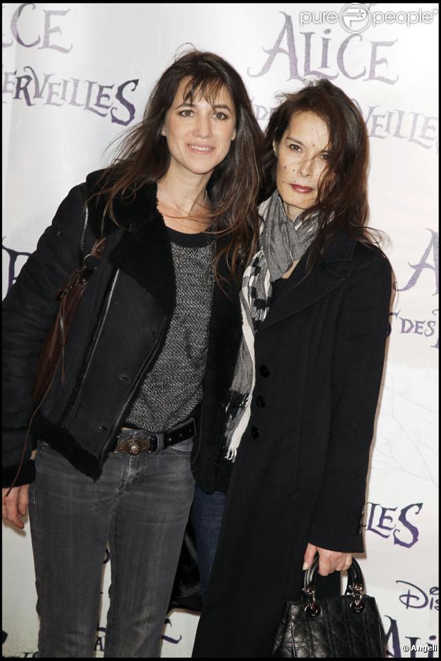 Charlotte Gainsbourg et Bambou lors de la première à Paris d'Alice au Pays des merveilles le 15 mars 2010