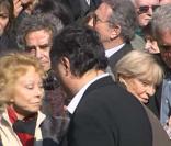 Les obsèques de Jean Ferrat à Antraigues-sur-Volane : en arrière-plan, Michel Drucker 