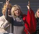 Francesca Solleville, aux obsèques de Jean Ferrat à Antraigues-sur-Volane