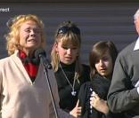 Isabelle Aubret et Paula, la nièce de Jean Ferrat aux obsèques du chanteur à Antraigues-sur-Volane, ainsi que son frère Pierre Tenebaum 