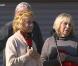 Isabelle Aubret et Francesca Solleville aux obsèques de Jean Ferrat à Antraigues-sur-Volane