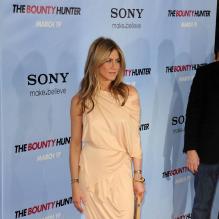 La très belle Jennifer Aniston à l'occasion de l'avant-première américaine de<i> The Bounty Hunter, le chasseur de primes</i>, qui s'est tenue au Ziegfeld Theatre, à New York, le 16 mars 2010.