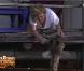 Claudette doit s'occuper des oreilles de la girafe sur les ordres de Greg et David 