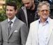 Shia LaBeouf et Michael Douglas sur le tournage de  Wall Street 2.  