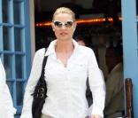 Nicollette Sheridan se rend chez un opticien de Malibu, jeudi 18 mars, en compagnie de son boyfriend Steve Pate.