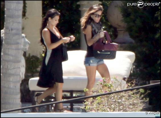 Kim Kardashian et Jennifer Lopez se retrouvent dans la villa qu'elles ont louée afin d'y organiser l'anniversaire de leur super copine Eva Longoria le 16 mars 2010 à Miami