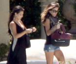 La sexy Jennifer Lopez, très lookée, retrouve sa copine Kim Kardashian pour préparer... une surprise à Eva Longoria !