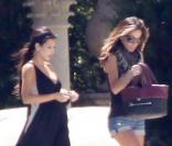 Kim Kardashian et Jennifer Lopez se retrouvent dans la villa qu'elles ont louée afin d'y organiser l'anniversaire de leur super copine Eva Longoria le 16 mars 2010 à Miami