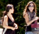 Kim Kardashian et Jennifer Lopez se retrouvent dans la villa qu'elles ont louée afin d'y organiser l'anniversaire de leur super copine Eva Longoria le 16 mars 2010 à Miami