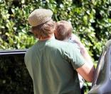 Tom Brady dépose son fils chez lui avant de se rendre à la salle de boxe pour s'entraîner le 20 mars 2010