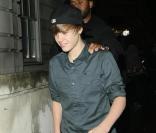 Justin Bieber poursuit la promo de son premier album,  My World 2.0 , à Londres, vendredi 19 mars.