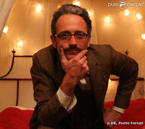 Arthur Ferrari, fils de Nino Ferrer, commence à forger sa propre identité musicale, qu'il a notamment testé en public au club parisien Le Baron, en mars 2010