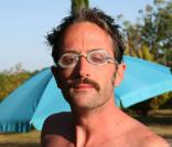 Arthur Ferrari, fils de Nino Ferrer, commence à forger sa propre identité musicale, qu'il a notamment testé en public au club parisien Le Baron, en mars 2010
