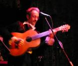 Arthur Ferrari, fils de Nino Ferrer, commence à forger sa propre identité musicale, qu'il a notamment testé en public au club parisien Le Baron, en mars 2010
