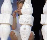 Angelina Jolie et son fils Knox en Italie le 24 mars 2010 : ici, on aperçoit la petite Shiloh 