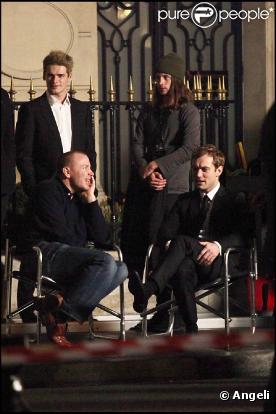La star britannique Jude Law à l'occasion du tournage de la nouvelle pub pour le parfum Dior Homme mise en scène par Guy Ritchie, avenue Montaigne, à Paris, le 24 mars 2010.