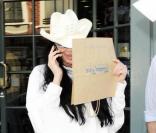 Cher sort d'un centre médical de Beverly Hills le 24 mars 2010