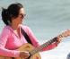 Pendant que Courteney Cox joue de la guitare, Lisa Kudrow fait la tête !