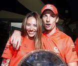 Jenson Button a remporté, le 28 mars 2010, le Grand Prix d'Australie à Melbourne. Sa compagne, Jessica Michibata, a fêté la victoire avec son champion et tout le team McLaren