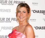 Jennifer Aniston lors de l\'avant-première de The Bounty  Hunter, le chasseur de primes, au Gaumont Marignan de Paris  le 28 mars  2010. Elle porte une robe Christian Lacroix et des chaussures Manolo Blahnik<br />
