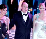 La princesse Caroline de Hanovre, le Prince Albert II de Monaco et Charlene Wittstock, à l'occasion du célèbre Bal de la Rose, qui s'est tenu au Sporting Club de Monte Carlo, à Monaco, le 27 mars 2010.