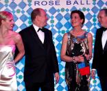 Charlene Wittstock, le Prince Albert II, la Princesse Caroline de Hanovre et Frédéric Mitterrand, à l'occasion du célèbre Bal de la Rose, qui s'est tenu au Sporting Club de Monte Carlo, à Monaco, le 27 mars 2010.